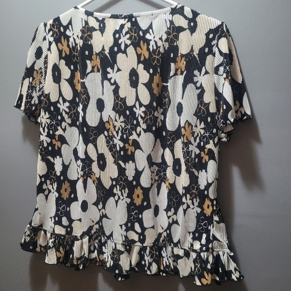 Russell Kemp Crinkled Fabric Short Sleeve Top - Picture 6 of 6